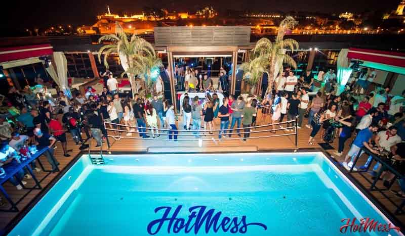 Vrela atmosfera na splavu Hot mess